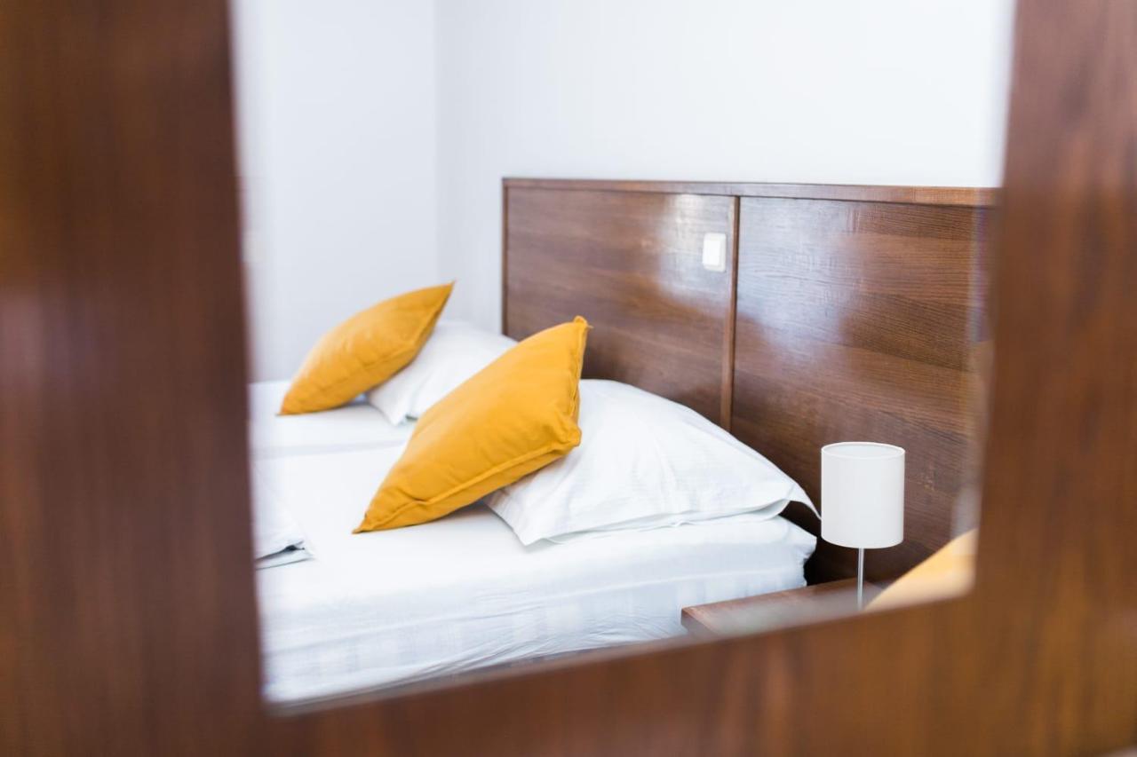 Mb Pag Bed&Breakfast Pag Town Buitenkant foto