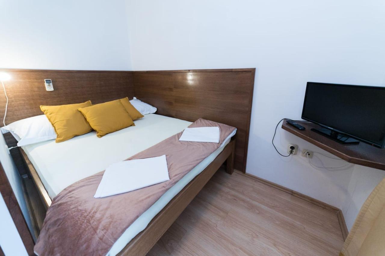 Mb Pag Bed&Breakfast Pag Town Buitenkant foto